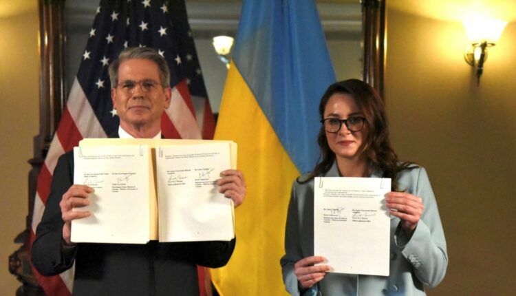 Опитування: 47% українців сподіваються на позитивні наслідки угоди про копалини зі США