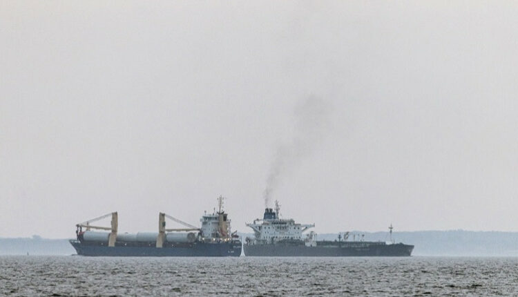 Росія задіює військові кораблі для прикриття нелегального флоту