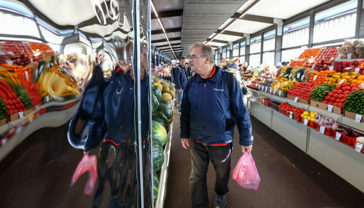 Майже половина росіян незадоволені фінансовим становищем а трьом з чотирьох не вистачає коштів на основні потреби