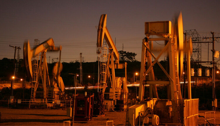 Чому падають ціни на нафту