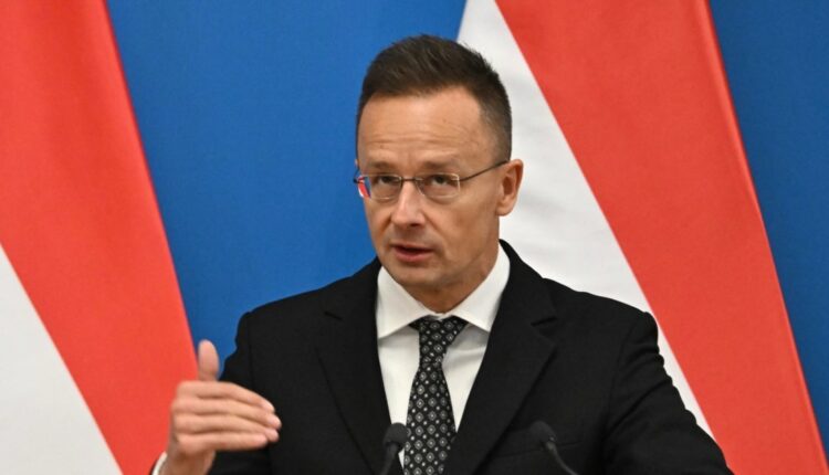 Глава угорського МЗС оголосив про вислання двох працівників посольства України