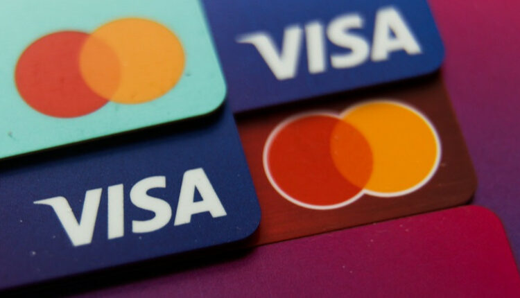 Віза вперше випередила Мастеркард за кількістю карток в обігу в Україні